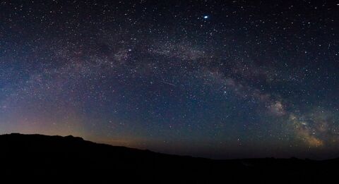 Stargazing at Walthamstow: Spring Meteors and Night Sky Reflections