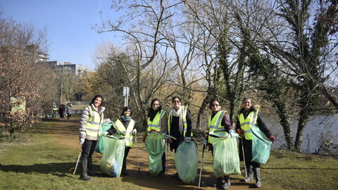 Some volunteers with litter pickers and bags 