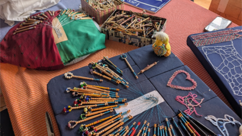 Layout of a bobbin lace making station with all the equipment.
